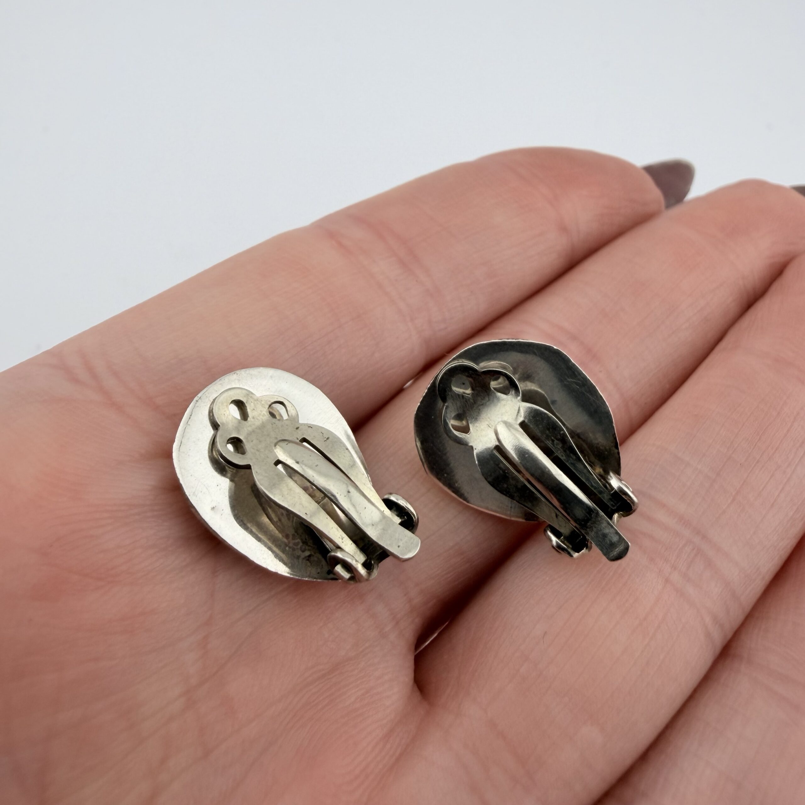 Vintage Native American Sterling Silver and Turquoise Bear Paw Clip-On Earrings - Image 4