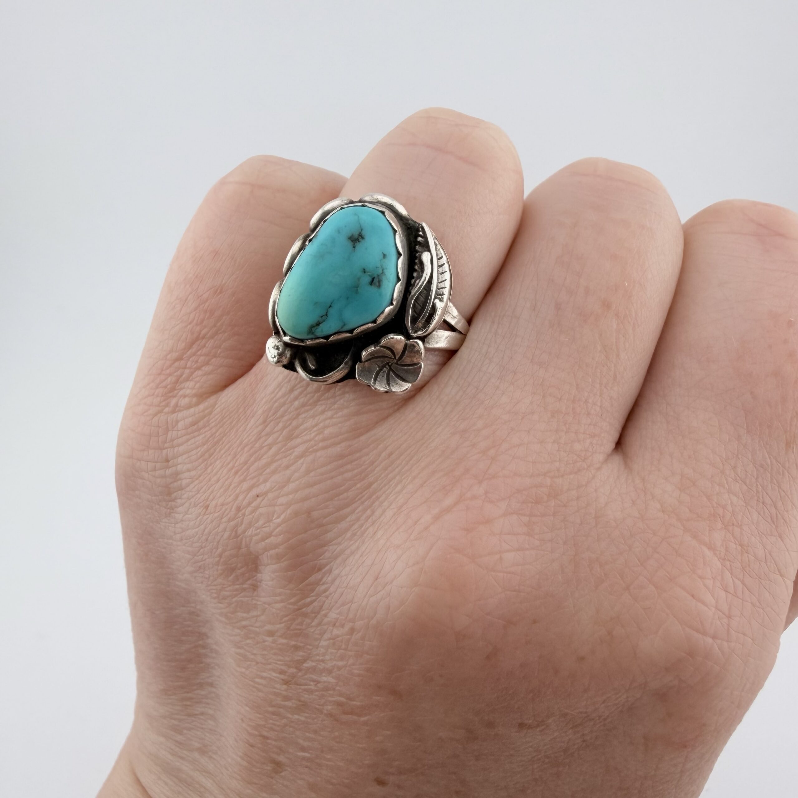 Vintage Native American Sterling Silver and Turquoise Ring - Image 9